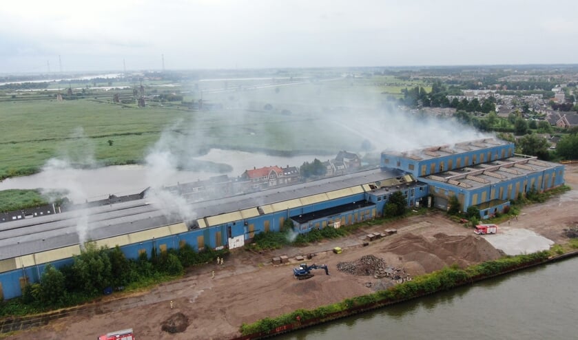 • Er komt bij de brand veel rook vrij.