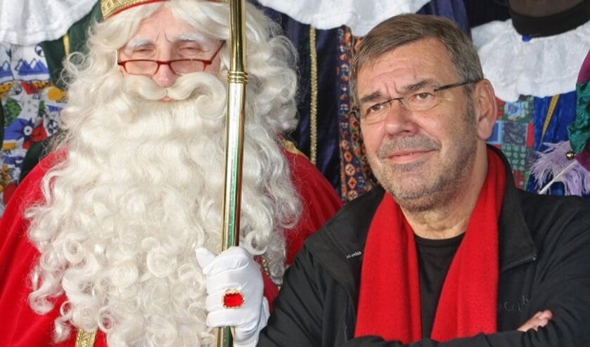 Huib Kwint, met zijn kenmerkende rode sjaal, was ook decennia lang organisator en ceremoniemeester van Sinterklaas in Linschoten. (Foto: Fr. van Petegem)