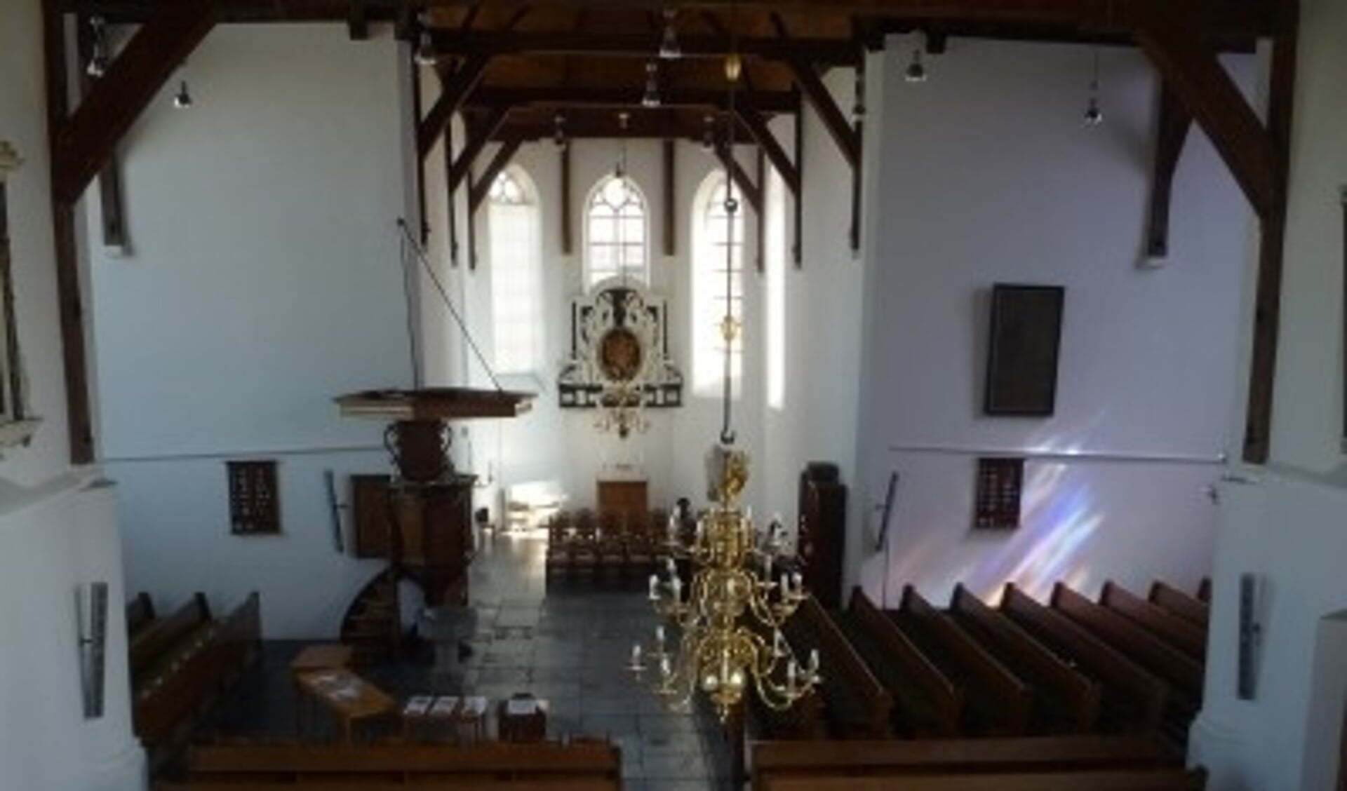 • Interieur van de kerk in Benschop.