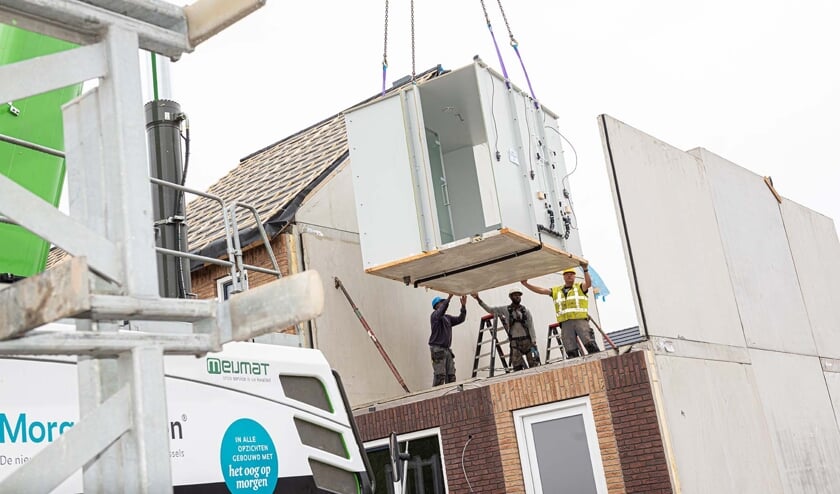 Een badkamer wordt in de nieuwe woning gezet met een kraan.