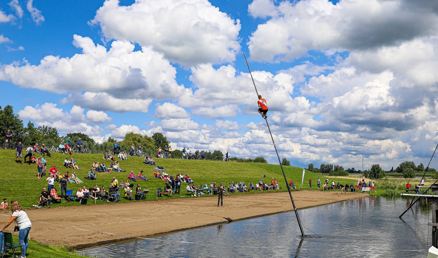 • De polsstokverspringers kwamen voor het eerst sinds lange tijd weer in actie: op de schansen in Jaarsveld.