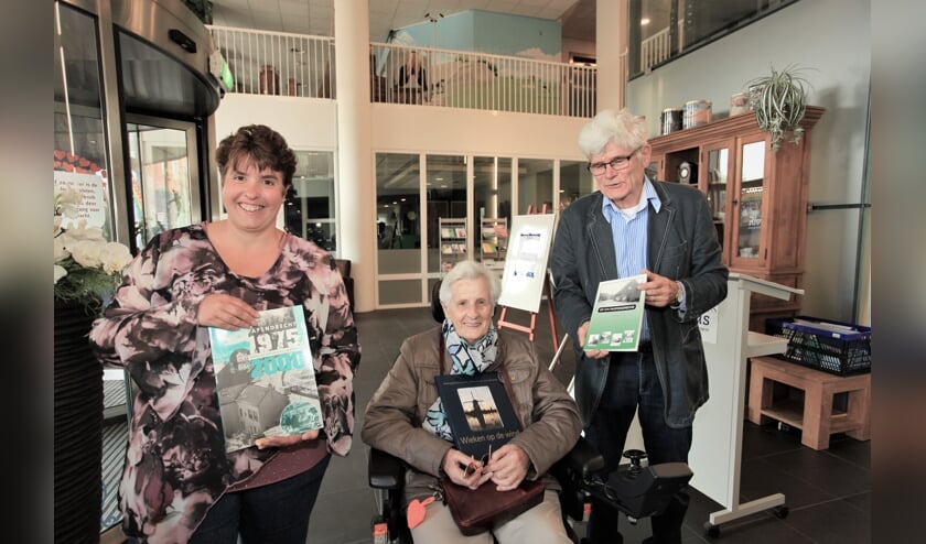 Blijdschap bij de ontvangst van het pakket boeken over Papendrecht, een schenking van Stichting Dorpsbehoud Papendrecht.