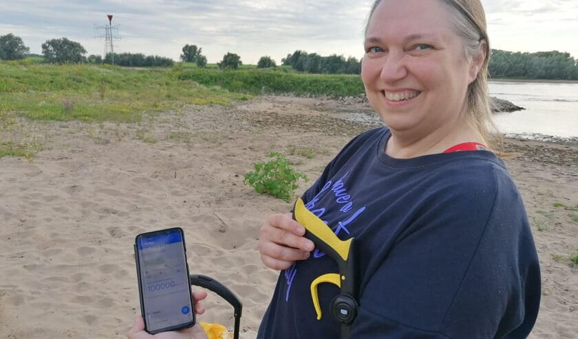 • Ingrid van Os met de app op haar telefoon.