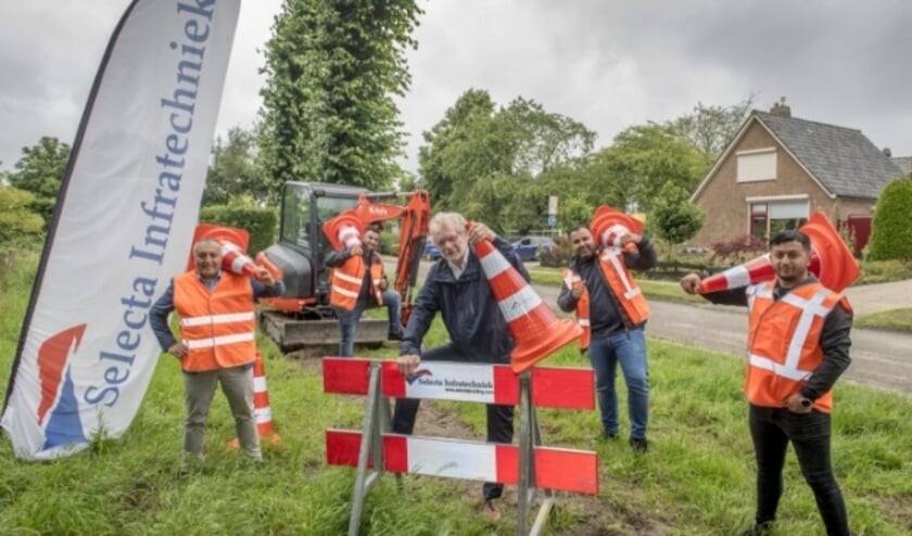 Wethouder Ben Brink, bestuurslid UBRivierenland, te midden van het team van Selecta Infratechniek, de uitvoerend aannemer.