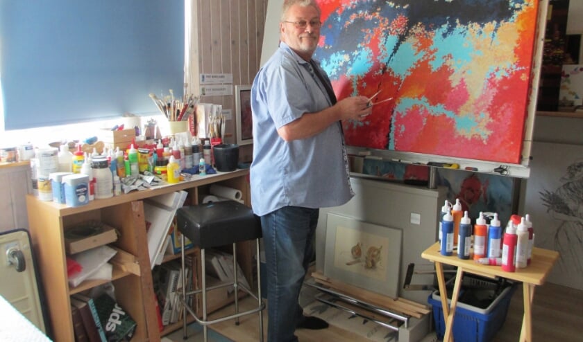 • Boogaard in zijn atelier, met 'The last tango', nu te zien in het Carillon.