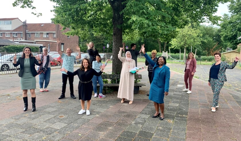 • De geslaagde leerlingen met wethouder Dorien Zandvliet, Femke Spruit (directeur-bestuurder Stichting Helpende Handen Nederland), twee accountmanagers van het ROC Da Vinci College en twee docenten van het ROC Da Vinci College.