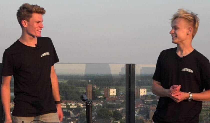 Jelle van Bommel (links) en Koen Lindeboom tijdens de opnames van hun "Examensessie" in de Skybar van het van der Valk hotel in Tiel.