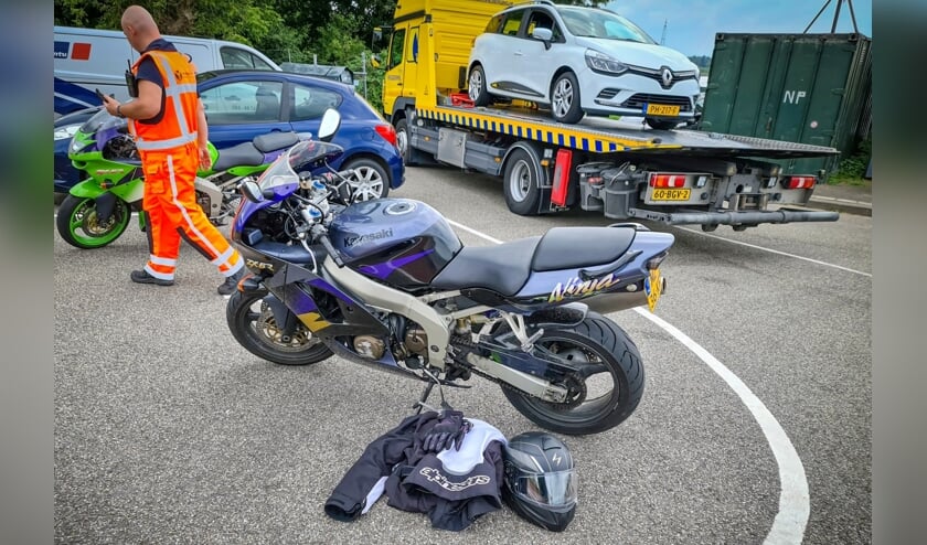 • De motorrijder raakte gewond en moest naar het ziekenhuis.