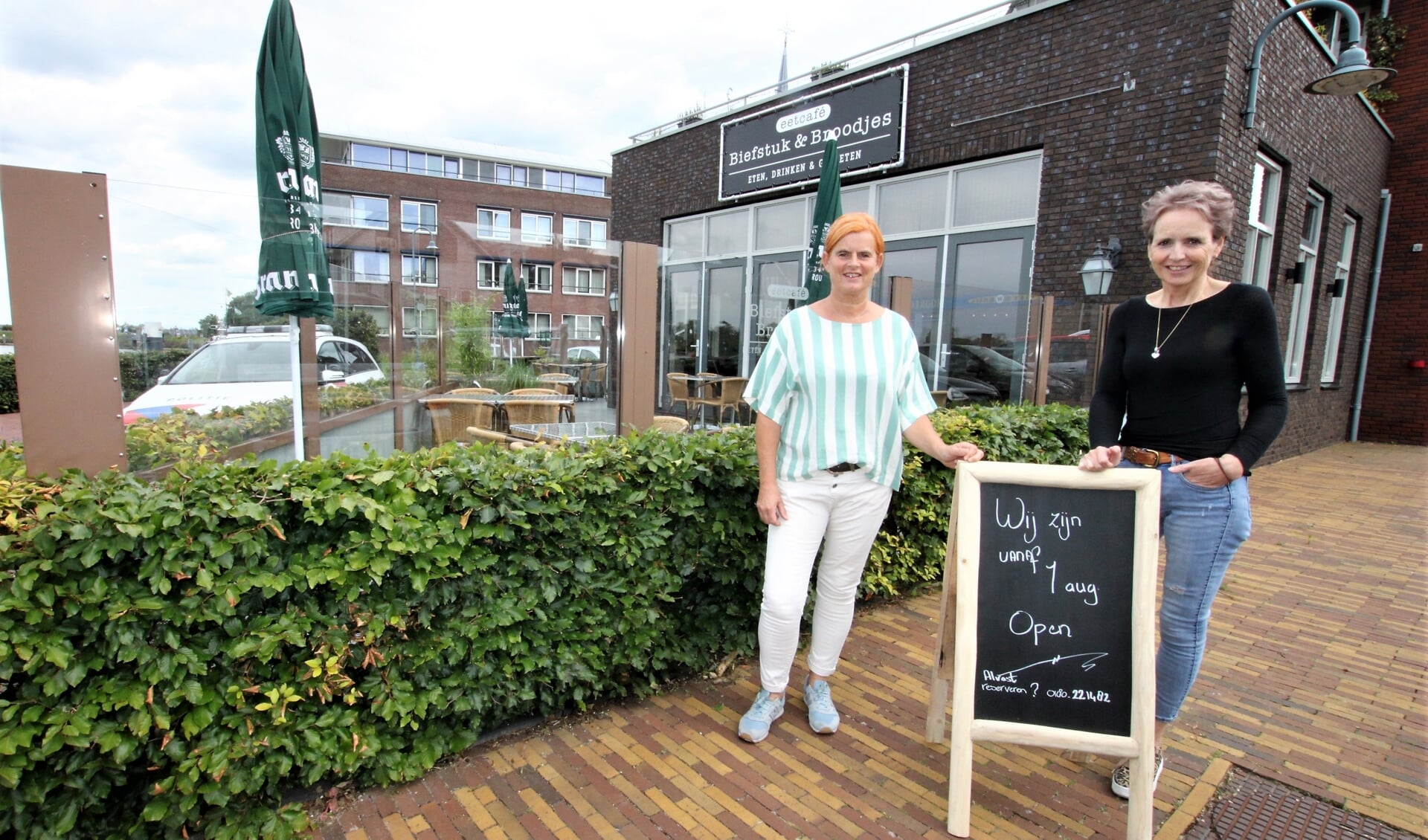 • Tineke Helleman en Jeannette Gelderblom voor hun eetcafé Biefstuk & Broodjes.