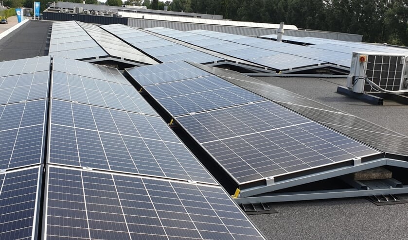 • De zonnepanelen op dak bij Ravensteijn.