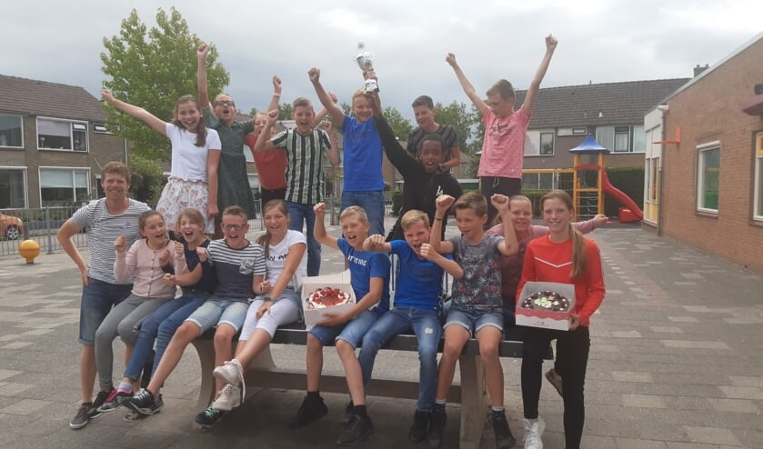 • Taart voor de winnende rap.