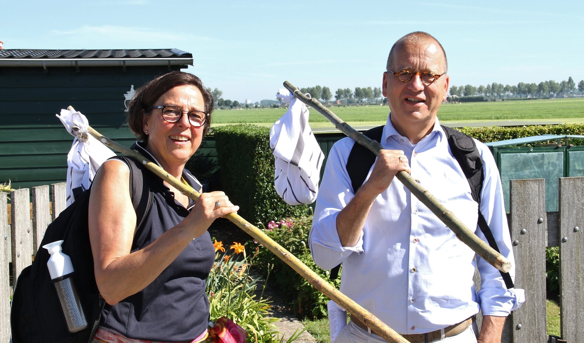 • Op vrijdag 31 juli kreeg het burgemeestersechtpaar bij de Achterlandse molen in Groot-Ammers een knapzak met appels mee.