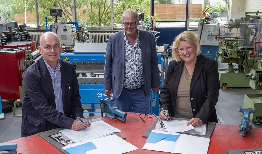 • Onder het toeziend oog van Leen Prins, locatiedirecteur Schoonhovens College, tekenen wethouder Ria Boere en Jeroen Geurst de overeenkomst.