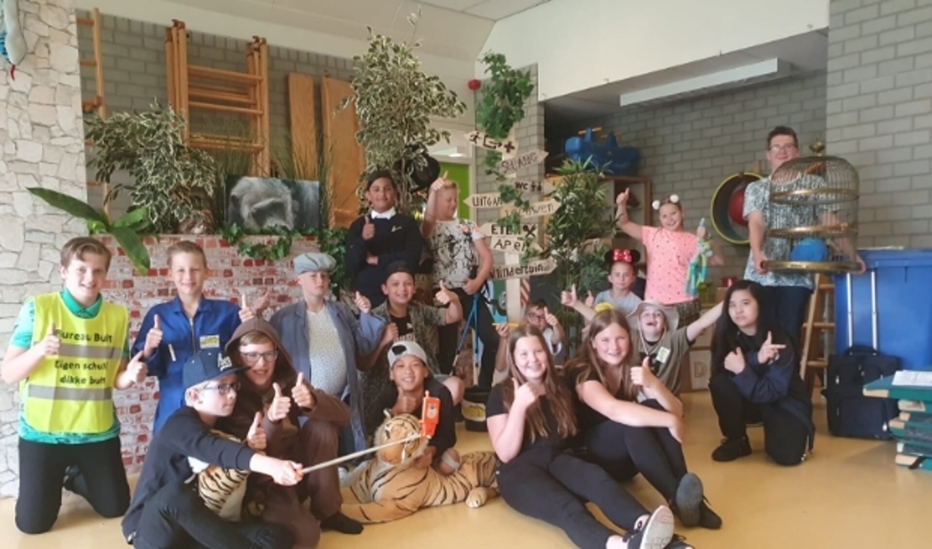 Groep 8 enthousiast aan het oefenen in het speellokaal van de school. Dinsdagavond 14 juli is het zover. Mét livestream. (Foto: Rick de Vos)