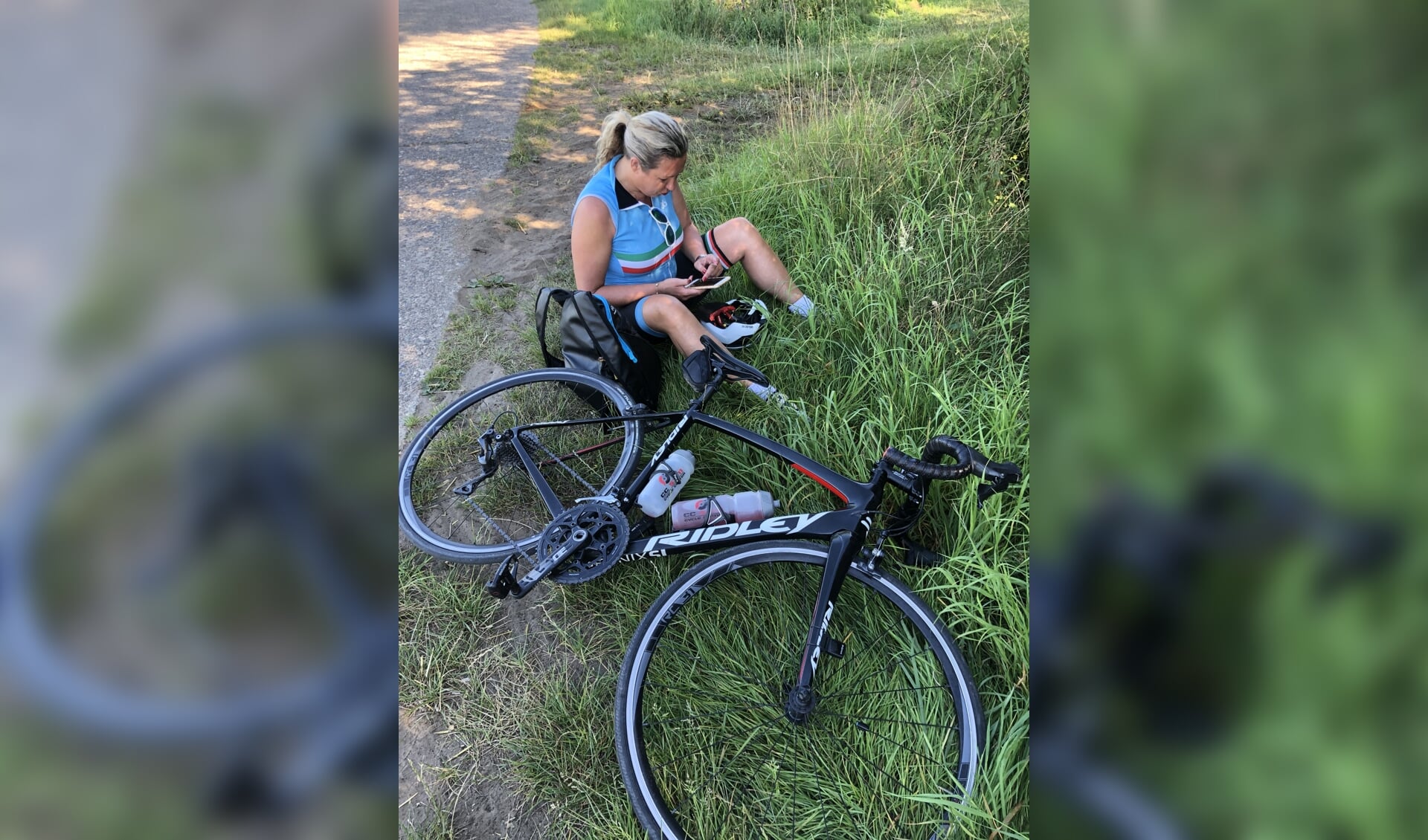 Esther Vroegh neemt even pauze onderweg naar het Sven Nys Cycling Center te Baal (België).