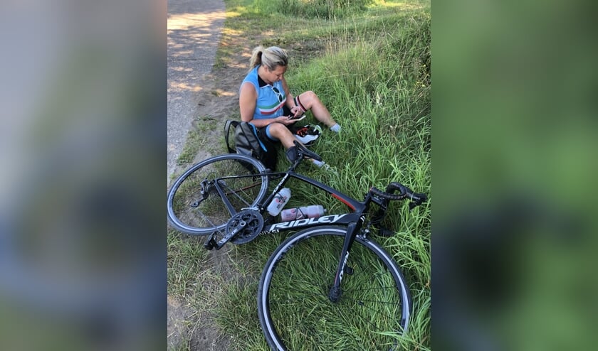 Esther Vroegh neemt even pauze onderweg naar het Sven Nys Cycling Center te Baal (België).