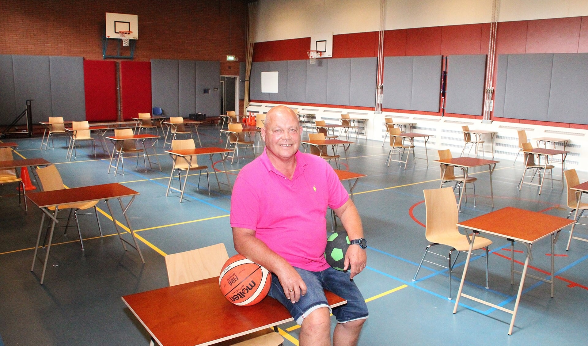 • Jan van den Berg in 'zijn' gymzaal, die nu ingericht is als lesruimte.