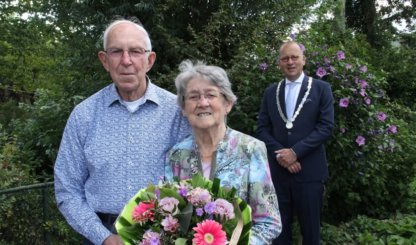 • Echtpaar Jongenelen met burgemeester Segers.