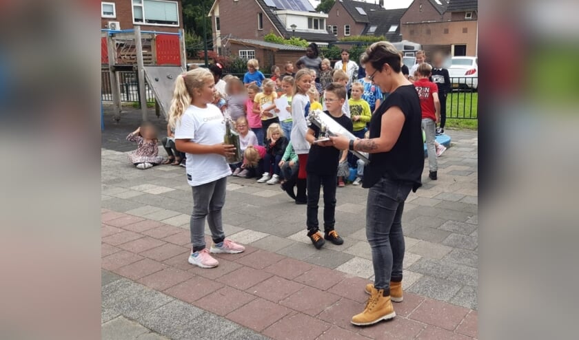 • Juf Rachel ontvangt cadeautjes.