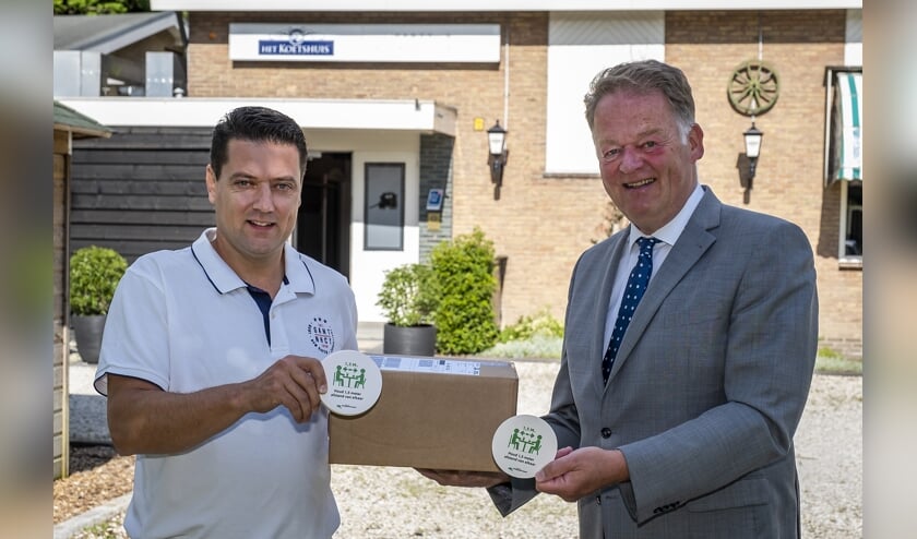 • Anton de Wilde en burgemeester Roel Cazemier met de speciale coronabierviltjes.