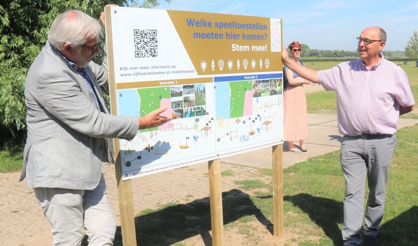 • Vol trots toont wethouder Cees Taal de beide ontwerpen.