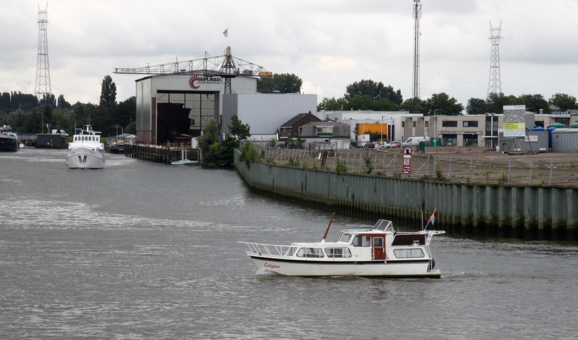 • Het voormalige EMK-terrein, gezien vanaf de Nijverheidstraat in Capelle aan den IJssel.