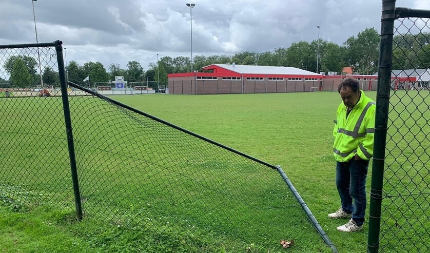 • Het bij de inbraak vernielde hekwerk van het trainingsveld.