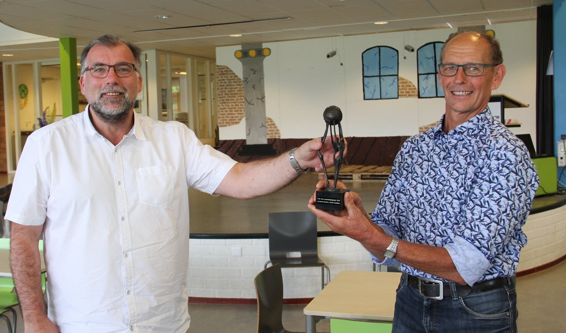 • Sjaak Kreeft (links) ontvangt de prijs uit handen van Kees van Gaalen.