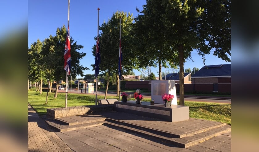 • Op 21 juli 2020 is door de werkgroep Lancaster Popeye, onderdeel van Stichting Dorpsbehoud Papendrecht, met een bloemenhulde de crash van 21 juli 1944 herdacht.