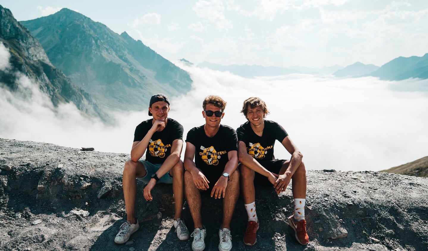 • Devin van der Wiel, Josse Wester en Bas Tietema tijdens de Tour de France 2019.