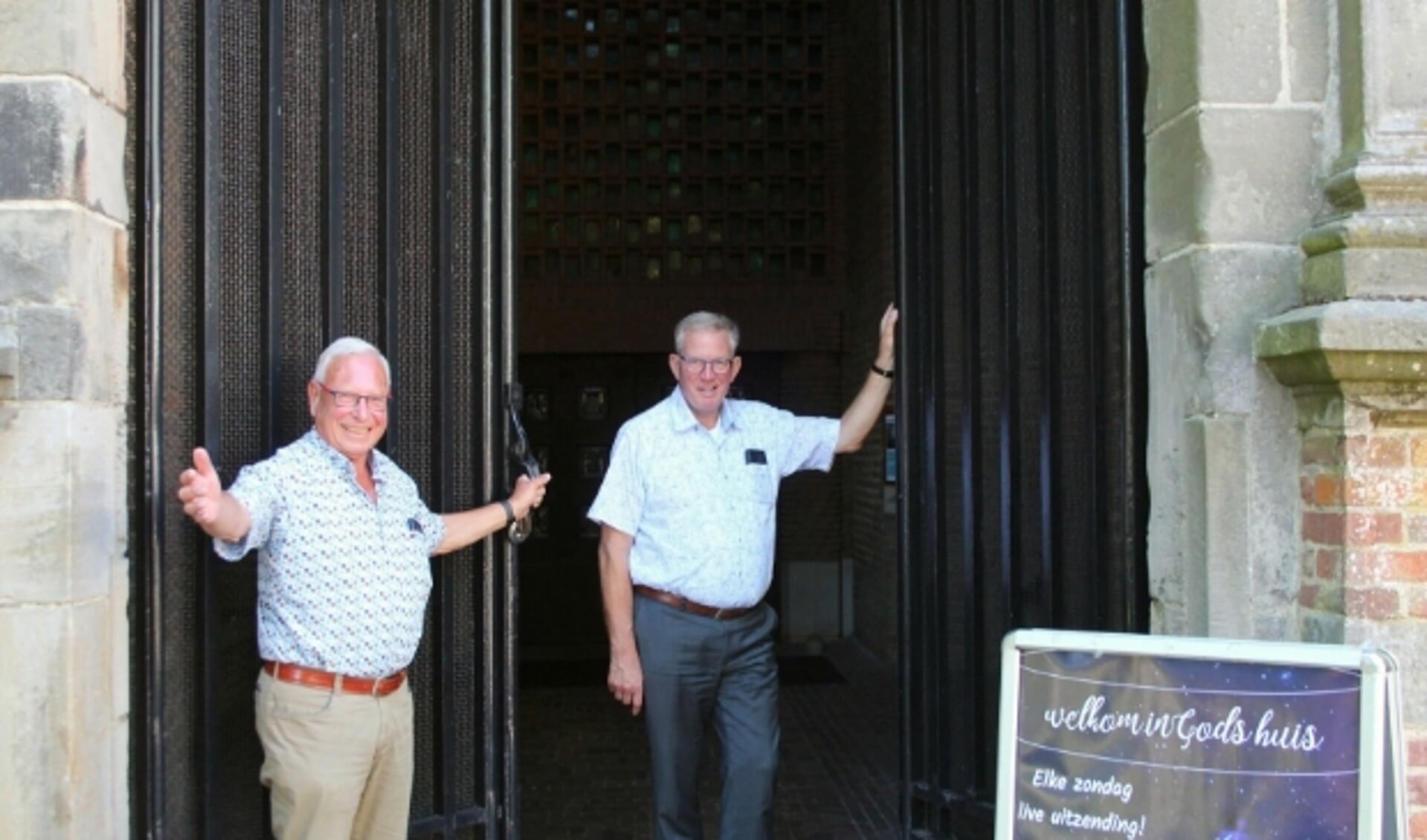 Vrijwilliger Nico Beekman en dominee Van Holten zijn wat blij dat de deuren van hun kerk weer open mogen. (Foto: Lysette Verwegen)