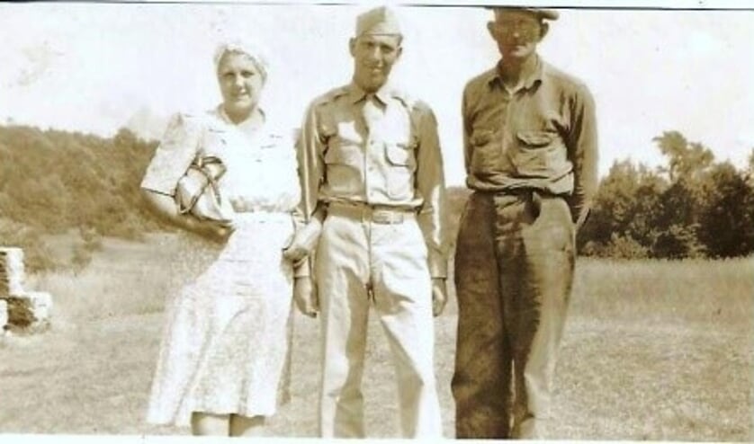 • Robert Martin met zijn ouders Ethel en Frank genomen tijdens zijn laatste bezoek aan zijn ouders op Rhode Island; hierna vertrok hij met de B-17 naar Engeland vanwaar hij op 28 juli 1943 zijn eerste en laatste missie zou vliegen.
