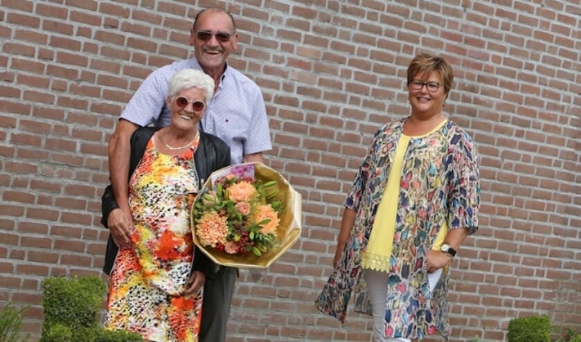 De heer en mevrouw De Kruiff-Akkerman en wethouder Herma van Dijkhuizen.  