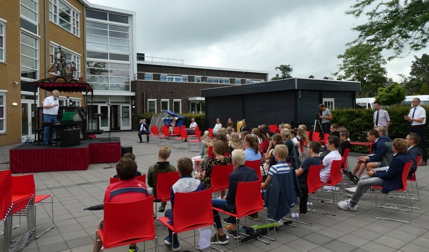 Boudewijn Zwart geeft een concert voor leerlingen van groep 8