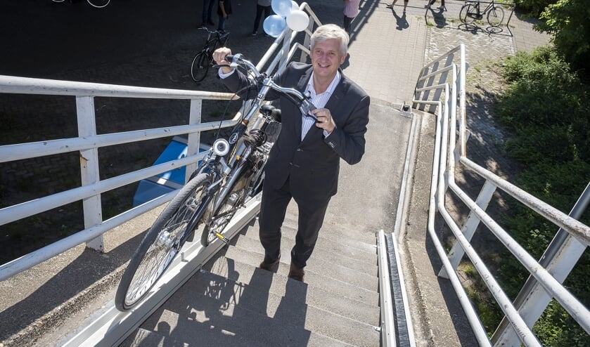 • Wethouder Anthon Timm probeerde maandagochtend de fietslift uit die op de betonnen trap aan de Algerabrug is geplaatst.