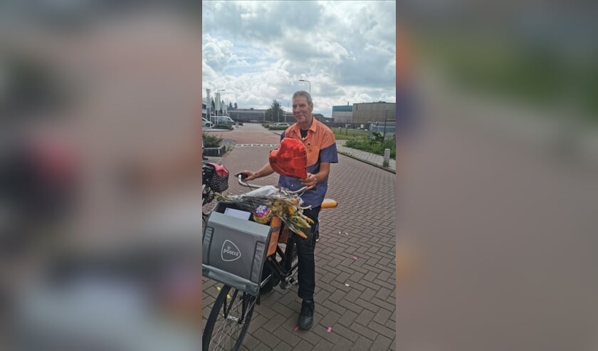 • Postbode John Oosterom werd tijdens zijn laatste rondje verrast door kinderen en kleinkinderen.