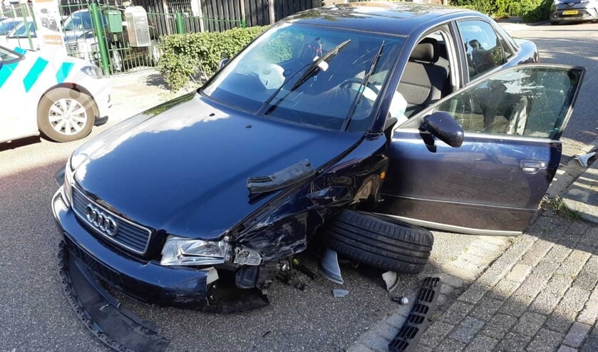 • Bij de aanrijding op de Capellelaan in Ammerstol liepen de Audi en pickup flinke schade op.