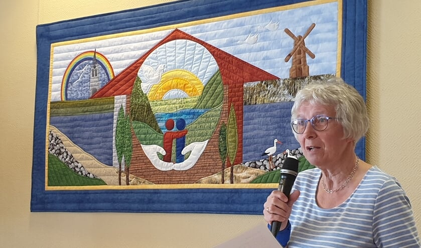 • Rieteke Hoogendoorn bij haar quilt.