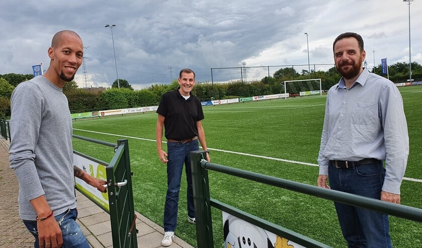 • Ryan Koolwijk (links) gaat vv Lekkerkerk het komend seizoen een handje helpen.