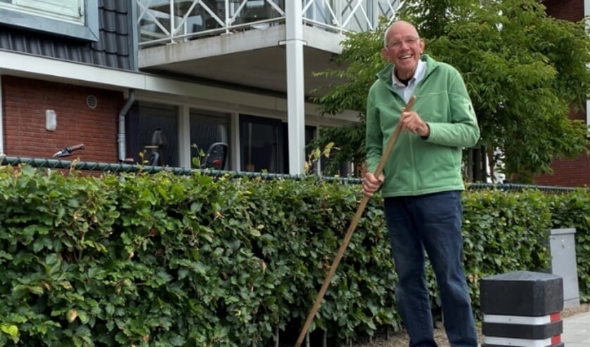 Klaas Ruting met schoffel en emmer in de aanslag aan zijn klusje buiten in de ‘tuin’