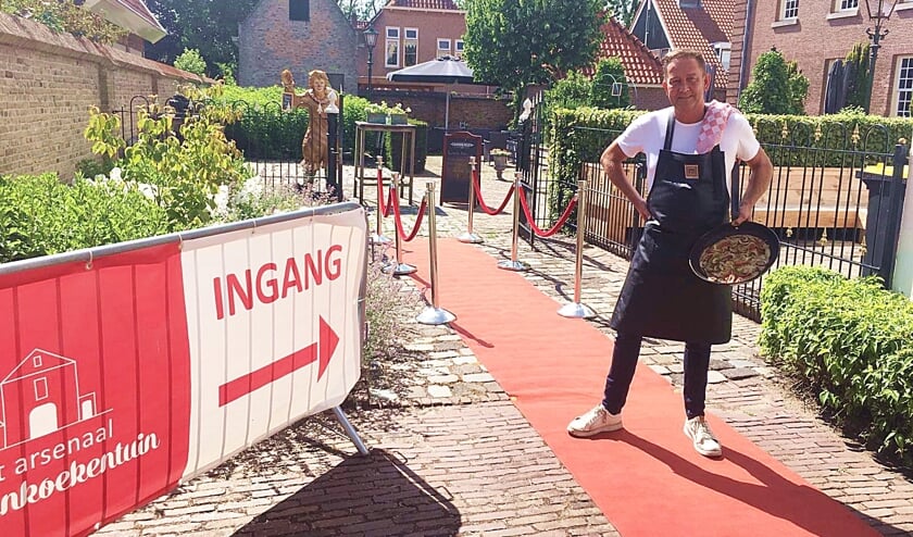 • Arie van den Nieuwendijk bij het Arsenaal.