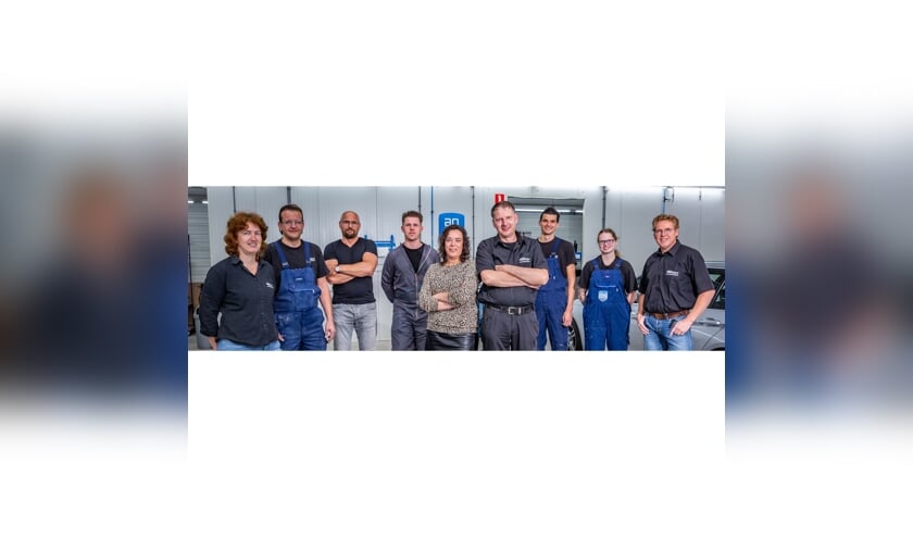 Het nieuwe team van Van Willegen Autoschade.