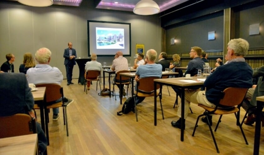 'Made in Montfoort' presenteert de bouwplannen van het Montfoortse bedrijfsleven voor zorg, wonen en onderwijs aan wethouders en gemeenteraad. (Foto: Paul van den Dungen)