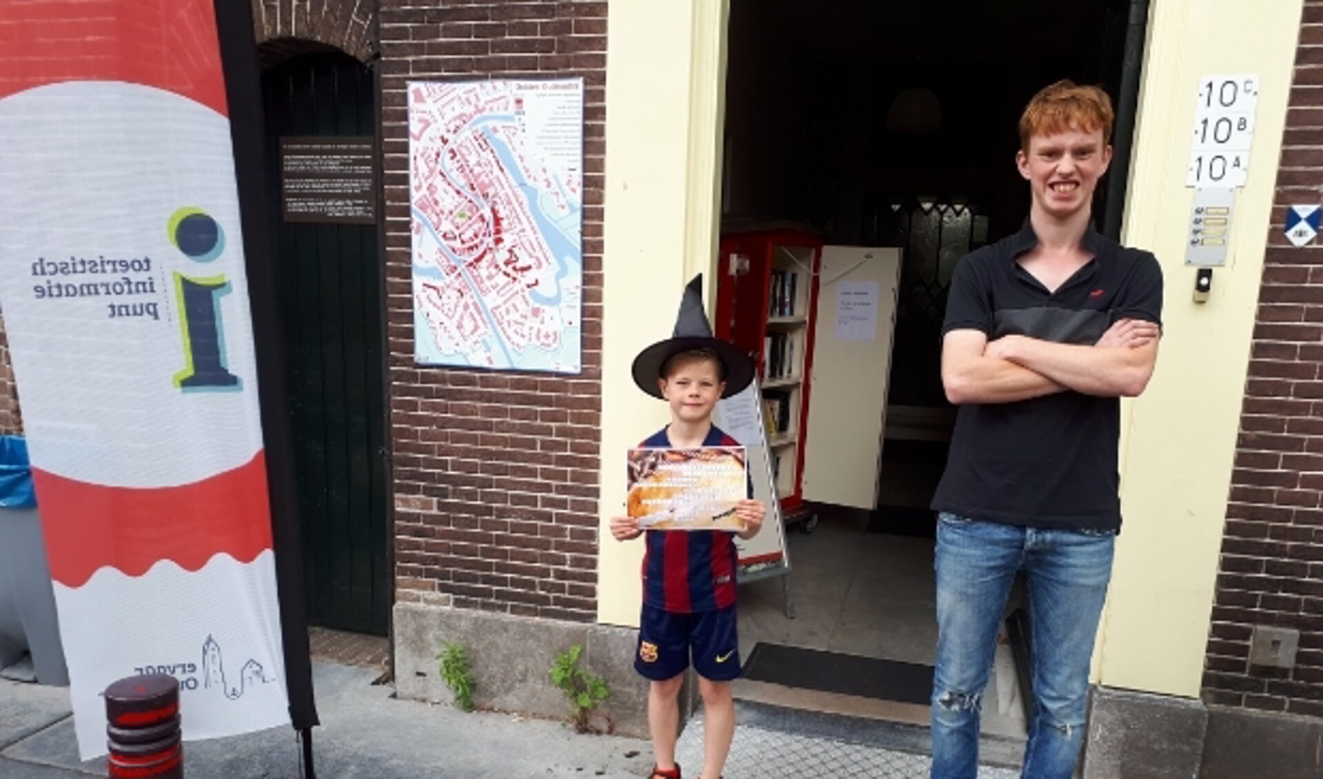 Straks lopen er vast veel kleine heksjes door de stad, zoals Boaz van 7, hier met Patrick, die de puzzeltocht ook liep. (Foto: Margreet Nagtegaal)