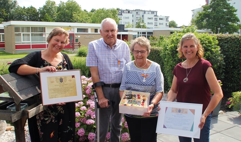 • Peter en Helma met hun dochters Nancy (links) en Nicole en de taart en oorkondes die ze van Fade-in ’80 vrijdagmiddag kregen na afloop van de uitreiking.
