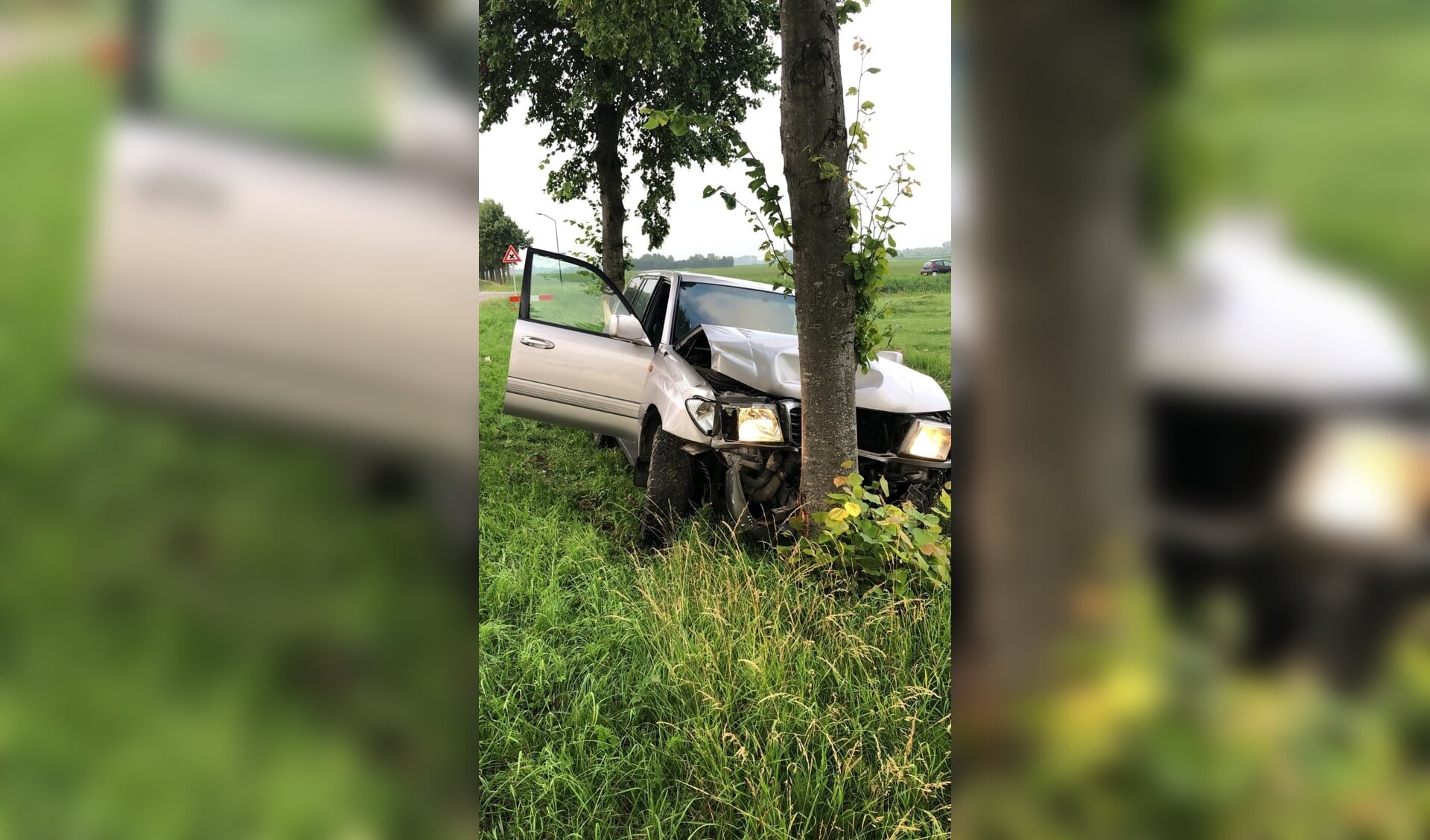 De auto van Mark Groos knalde uiteindelijk frontaal op een boom.