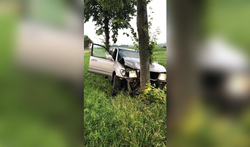 De auto van Mark Groos knalde uiteindelijk frontaal op een boom.