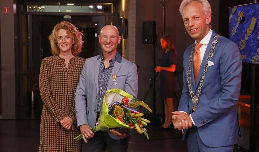 • Hans Brander uit Zijderveld neemt de koninklijke onderscheiding in ontvangst.