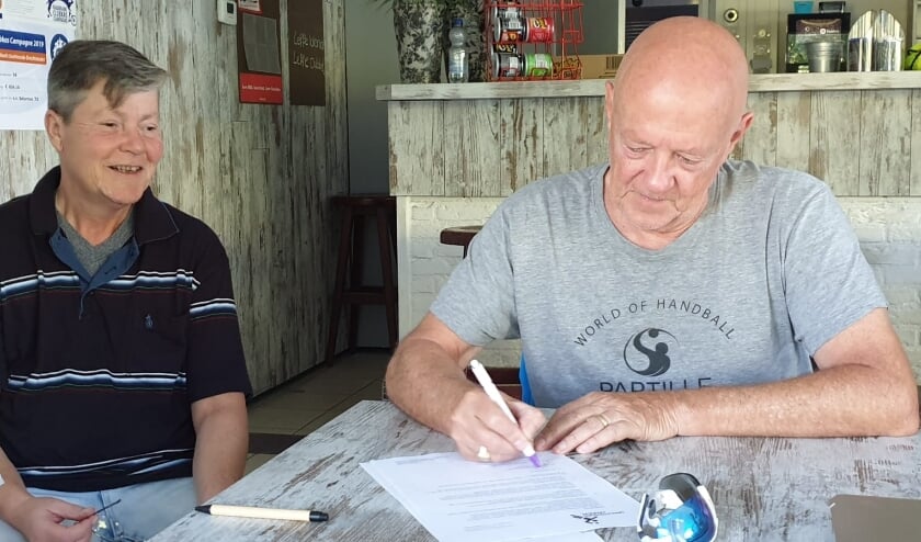 • Contract ondertekening met Maritte Mittelmeijer.