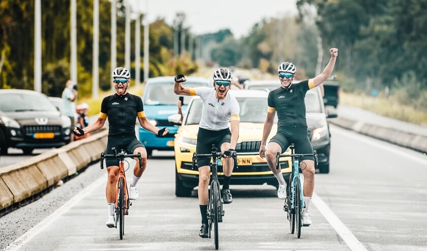 • Devin van der Wiel (midden) juichend over de finish.